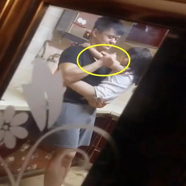 回家沒看到父女倆,順著聲音找到廚房,看到這一幕媽媽心情複雜