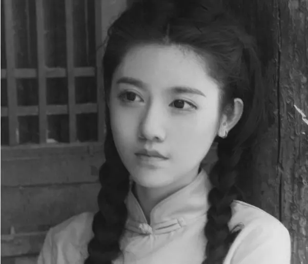 師生戀意外懷孕,想打胎卻發現龍鳳胎,生下的女兒家喻戶曉