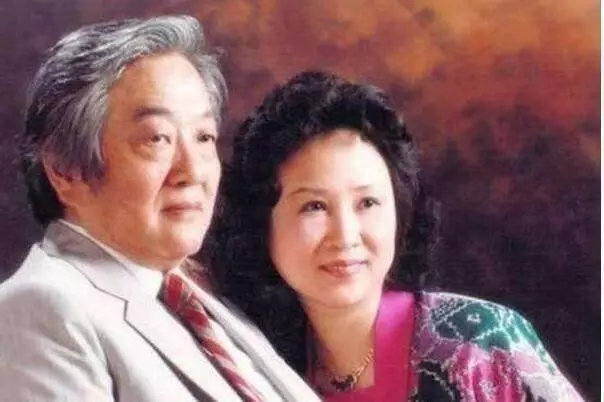 師生戀意外懷孕,想打胎卻發現龍鳳胎,生下的女兒家喻戶曉