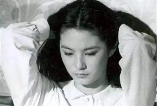 師生戀意外懷孕,想打胎卻發現龍鳳胎,生下的女兒家喻戶曉