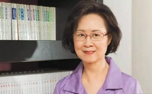 師生戀意外懷孕,想打胎卻發現龍鳳胎,生下的女兒家喻戶曉