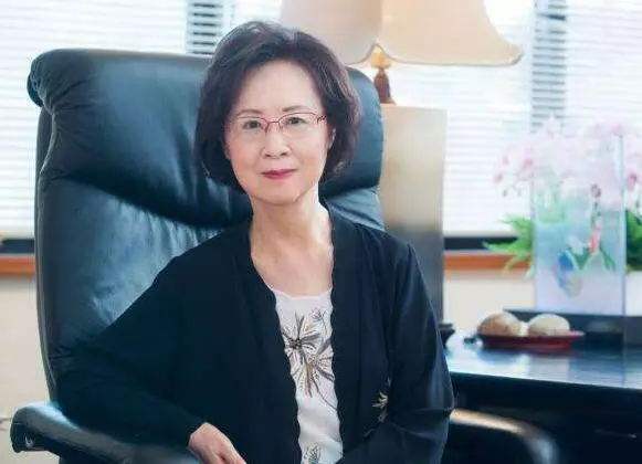 師生戀意外懷孕,想打胎卻發現龍鳳胎,生下的女兒家喻戶曉