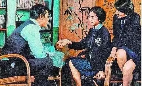 師生戀意外懷孕,想打胎卻發現龍鳳胎,生下的女兒家喻戶曉