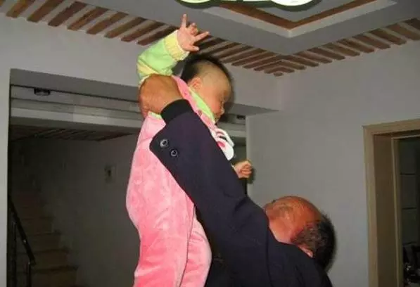 2歲兒子走路成「O」型腿,送醫檢查後一家人痛哭,媽媽罵阿公阿嬤:太自私