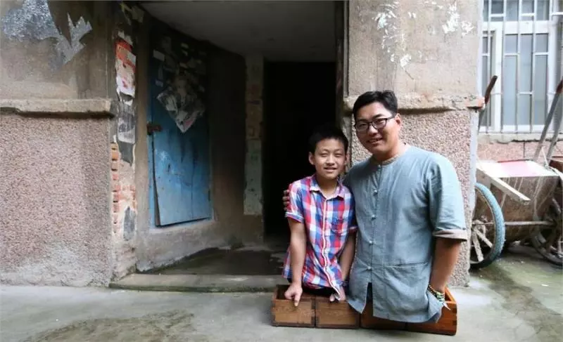 2歲兒子走路成「O」型腿,送醫檢查後一家人痛哭,媽媽罵阿公阿嬤:太自私