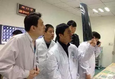 2歲兒子走路成「O」型腿,送醫檢查後一家人痛哭,媽媽罵阿公阿嬤:太自私