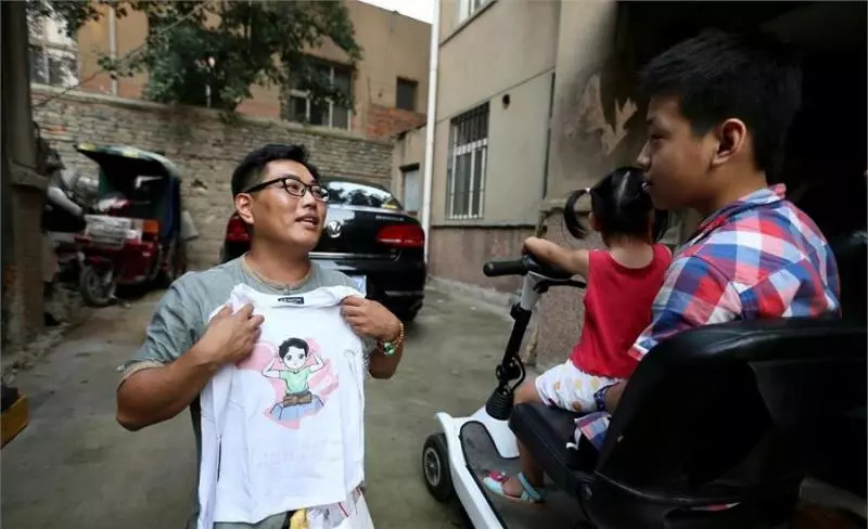 2歲兒子走路成「O」型腿,送醫檢查後一家人痛哭,媽媽罵阿公阿嬤:太自私