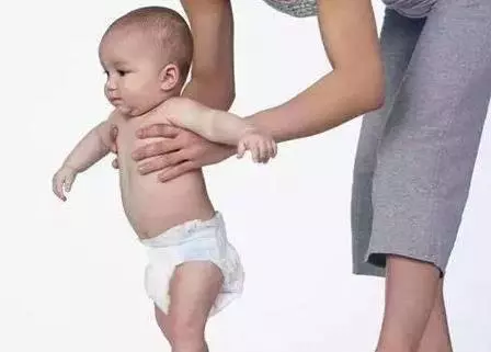 2歲兒子走路成「O」型腿,送醫檢查後一家人痛哭,媽媽罵阿公阿嬤:太自私