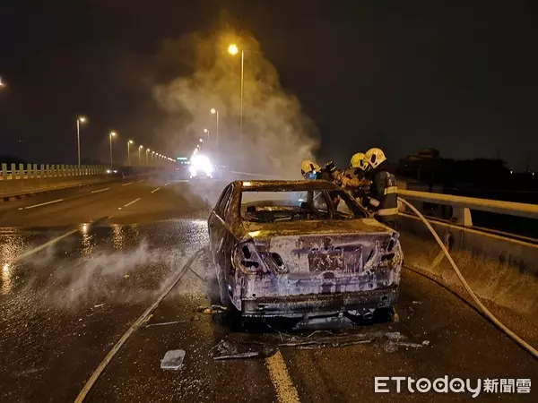 獨／小黃國道起火…燒到剩骨架！「擼不到交流道」運將傻眼：報廢嗎 
