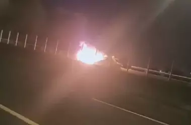 獨／小黃國道起火…燒到剩骨架！「擼不到交流道」運將傻眼：報廢嗎 