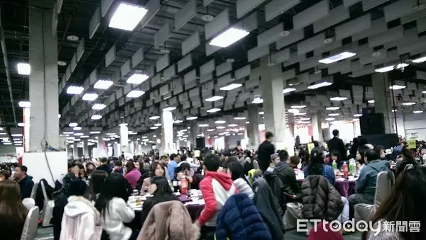 最狂尾牙頭獎!紅包袋上「一排小字」調薪破60% 網全傻眼:太扯了!