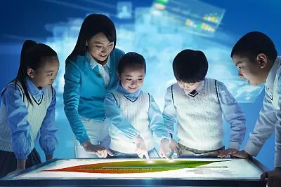 家長注意,孩子近視的禍端不再是手機,竟是學校這個新產物,孩子每天都在接觸