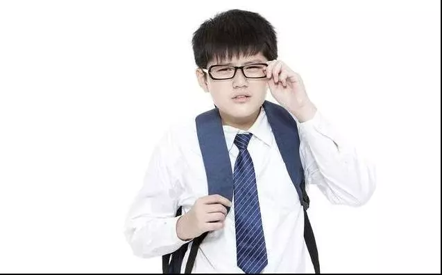 家長注意,孩子近視的禍端不再是手機,竟是學校這個新產物,孩子每天都在接觸
