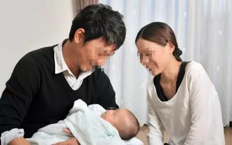 我剛生下雙胞胎兒子,老公高興的親了親雙兒子,轉身和我提出離婚