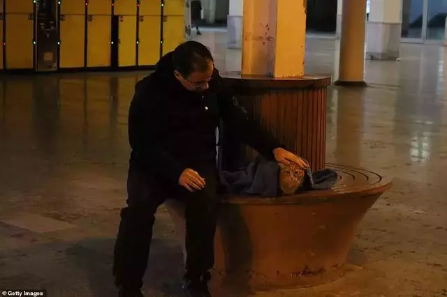 25°C低溫,深夜街頭黑衣男子暖哭無數人:謝謝你愛我