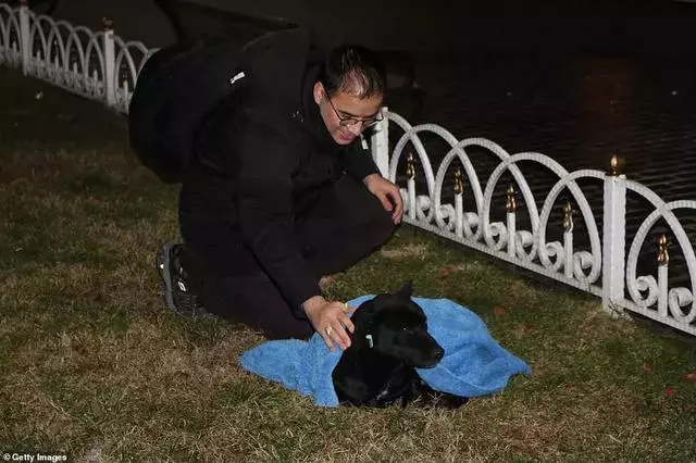 25°C低溫,深夜街頭黑衣男子暖哭無數人:謝謝你愛我
