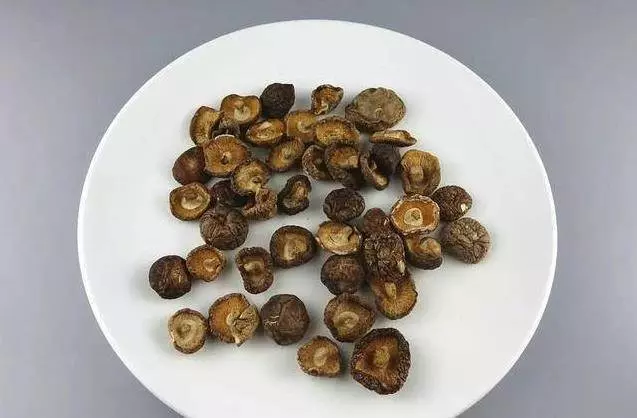 2分鐘把幹香菇變軟,就連黑木耳也一樣,太實用了