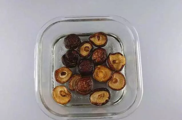 2分鐘把幹香菇變軟,就連黑木耳也一樣,太實用了