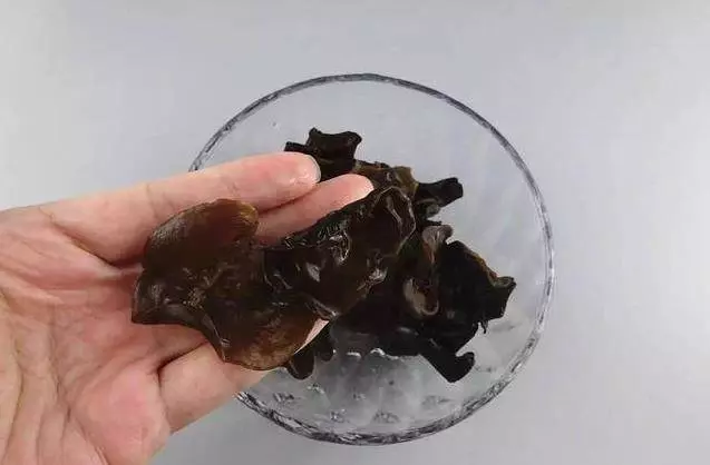 2分鐘把幹香菇變軟,就連黑木耳也一樣,太實用了