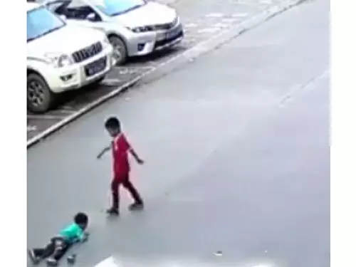 社會太冷漠!幼童被撞倒口吐血,在馬路中央無人相救!一個7歲孩子的做法打臉所有人!