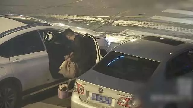 男子帶懷孕妻子偷竊車內財物被發現,車主的舉動讓人點贊!