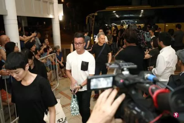 (馮偉衷追思會)多名公眾、藝人及政要前去弔唁,至親悲慟哭泣,令旁人見了都鼻酸