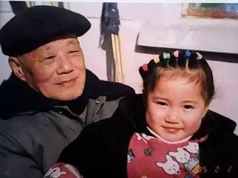 姑姑結婚問爺爺要嫁妝,爺爺拿不出錢,她的一番話讓爺爺老淚縱橫