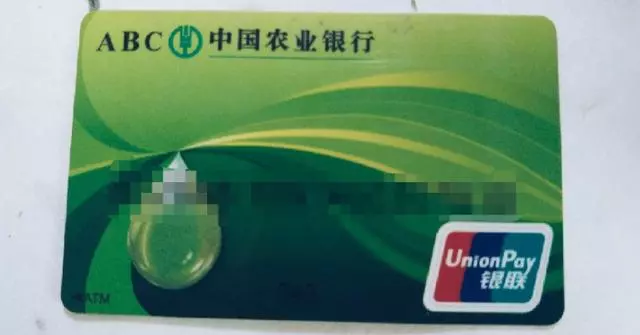 兒子在外發了財,給父母寄完錢後失聯,老兩口報警後找上門愣住了