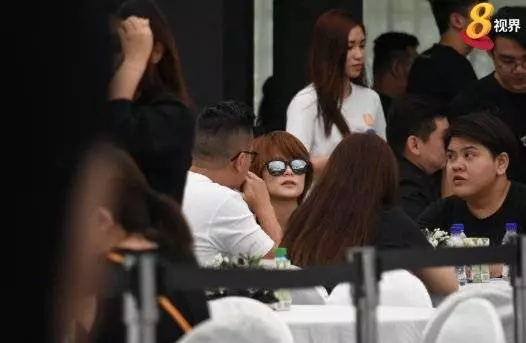 胡佳琪戴墨鏡抵靈堂 一見陳漢瑋就哭了