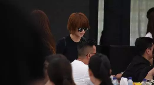 胡佳琪戴墨鏡抵靈堂 一見陳漢瑋就哭了