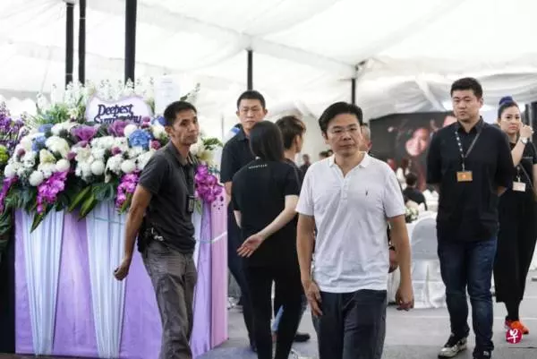 胡佳琪戴墨鏡抵靈堂 一見陳漢瑋就哭了