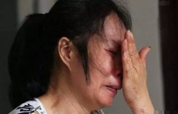老母親去城裡找兒子,卻被兒媳攔在門外,鄰居一句話母親哭了