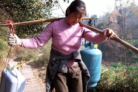 父親癱瘓母親離家,嬸嬸把侄子拉扯大,婚禮上嬸嬸一席話全場淚目