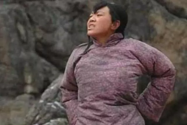 父親去世只留下傻兒子,親人不管,一寡婦好心收養他,大喜來了