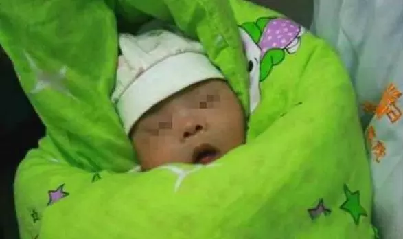 小伙第一次帶女友回家,鄰居說他倆有夫妻相,父親:你倆不能結婚