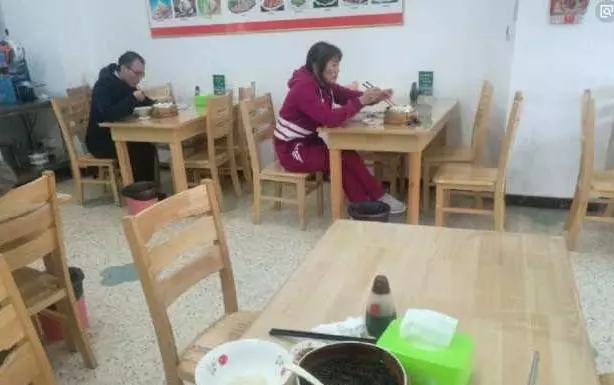 我每天幫隔壁早餐店老爺爺揉面,看到他孫女後,我愣了