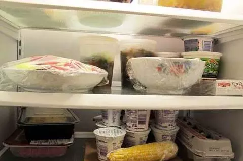 父親去世後冰箱剩飯次日消失,晚上女兒躲在門後,看見來人傻了眼