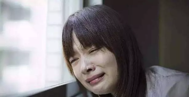 父親去世後冰箱剩飯次日消失,晚上女兒躲在門後,看見來人傻了眼