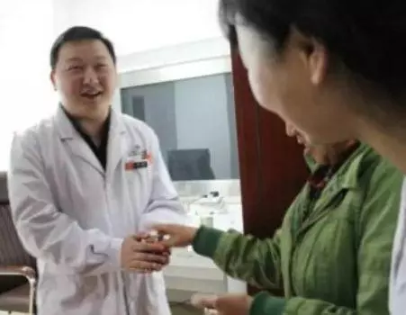 新婚夜丈夫剛進臥室就暈倒了,妻子把他送醫院,醫生悄悄道:真棒