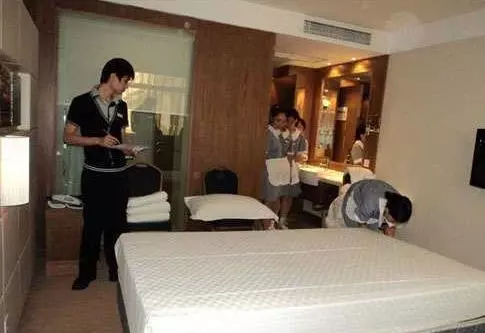 女孩獨自住酒店,服務員非說自己點了餐,報警後才知服務員救了她