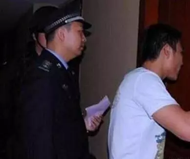 女孩獨自住酒店,服務員非說自己點了餐,報警後才知服務員救了她