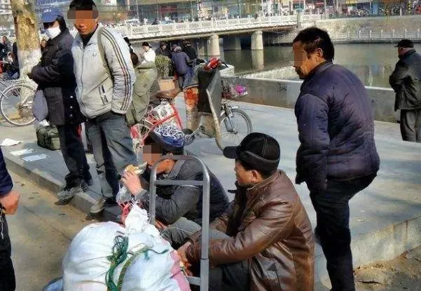 3位農民工砸破豪車玻璃,被車主發現痛罵,當他走近後卻深表感激