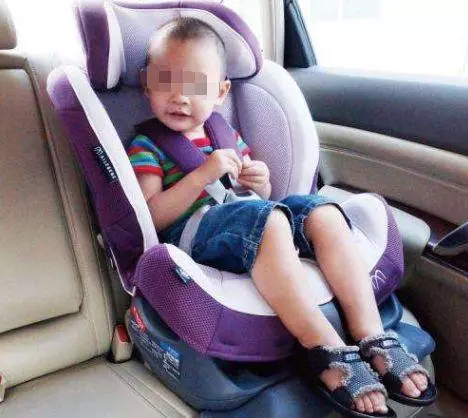 3位農民工砸破豪車玻璃,被車主發現痛罵,當他走近後卻深表感激