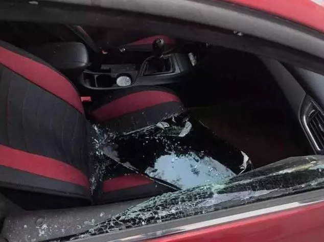 3位農民工砸破豪車玻璃,被車主發現痛罵,當他走近後卻深表感激