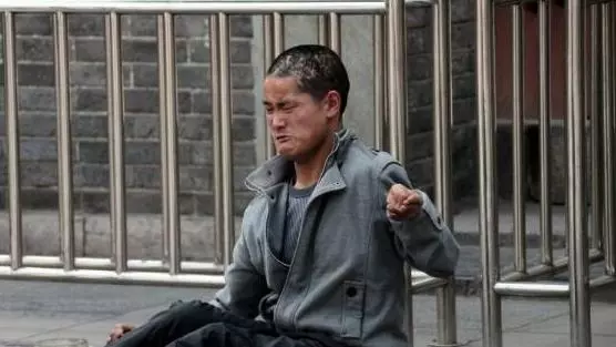 老闆娘每天給傻子兩個肉包,一個月後,傻子還給老闆娘一條命