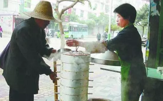 老闆娘每天給傻子兩個肉包,一個月後,傻子還給老闆娘一條命