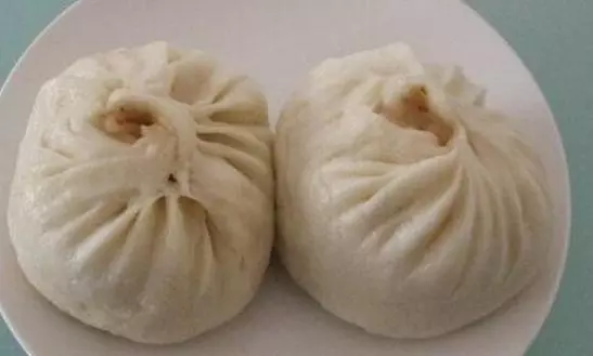 老闆娘每天給傻子兩個肉包,一個月後,傻子還給老闆娘一條命