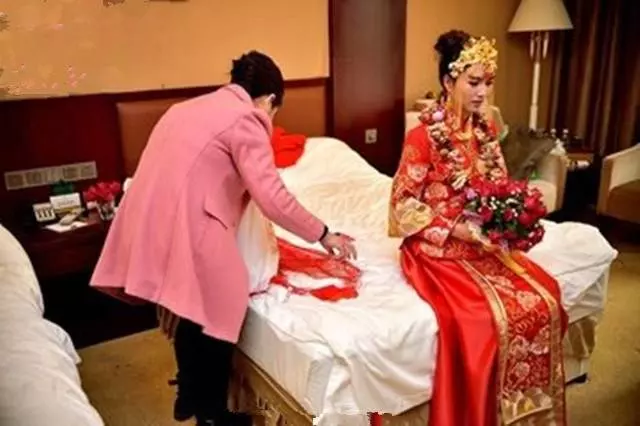 婚禮前妹妹悔婚,姐姐替她出嫁,3年後娘家門口來了輛豪車