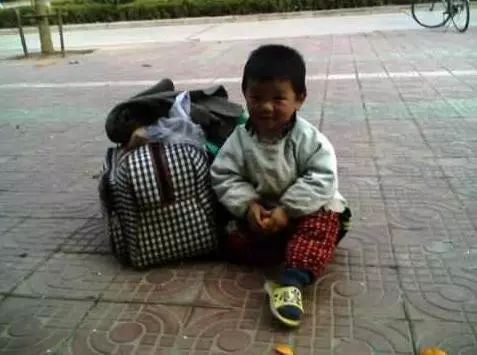 叔叔從路邊帶回一小孩,兩天後警察上門來接小孩,才發現其不簡單