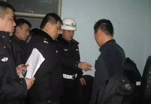 叔叔從路邊帶回一小孩,兩天後警察上門來接小孩,才發現其不簡單